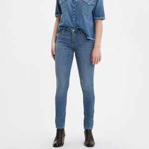 Levi's Women's Skinny Jeans in Medium Blue Wash